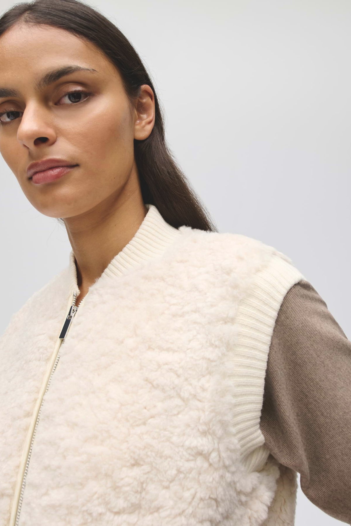 Licht crèmekleurig gilet Gaste Soft van Opus, zichtbaar op een model, met rits en zachte stof, geschikt voor casual en chique outfits.