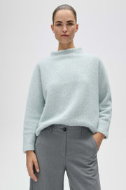 Donkerblauwe Opus Trui Genuri Dusty Aqua met ronde hals en lange mouwen, gedragen door een model.