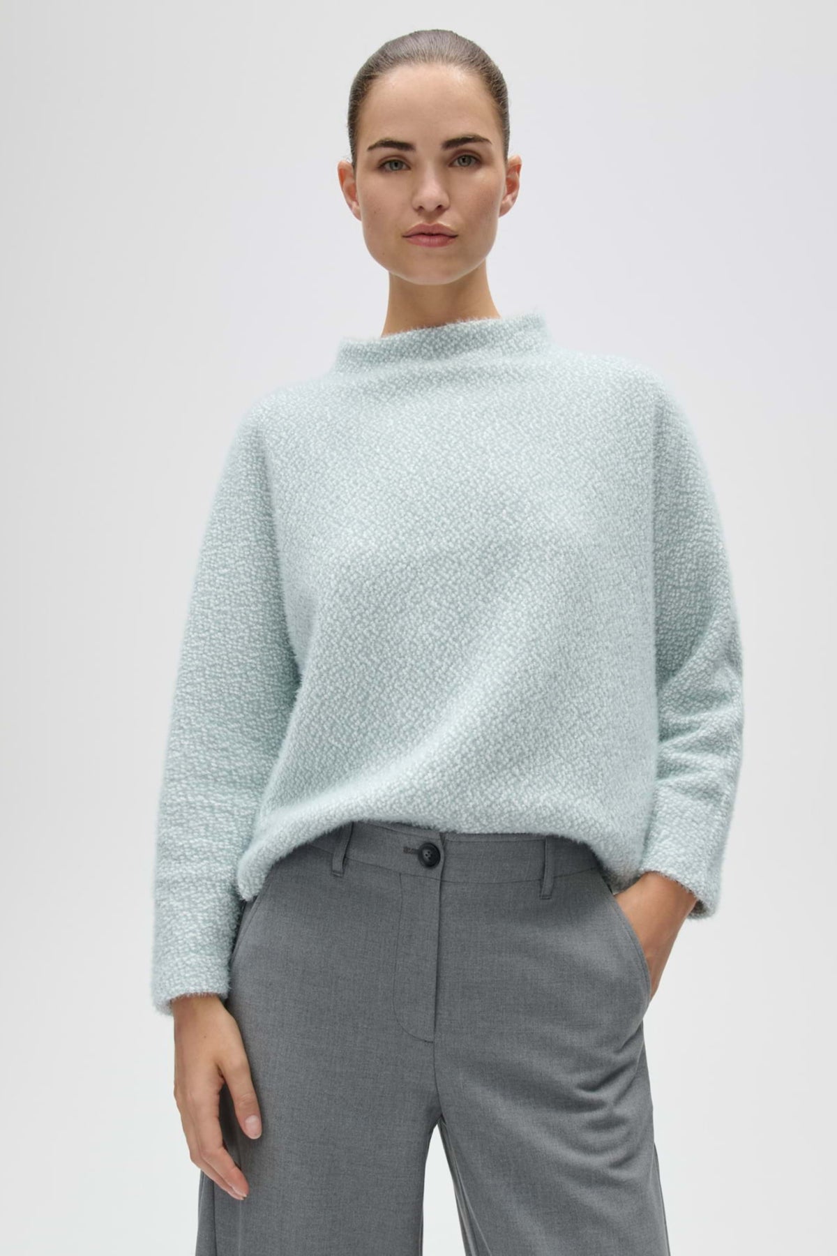 Donkerblauwe Opus Trui Genuri Dusty Aqua met ronde hals en lange mouwen, gedragen door een model.