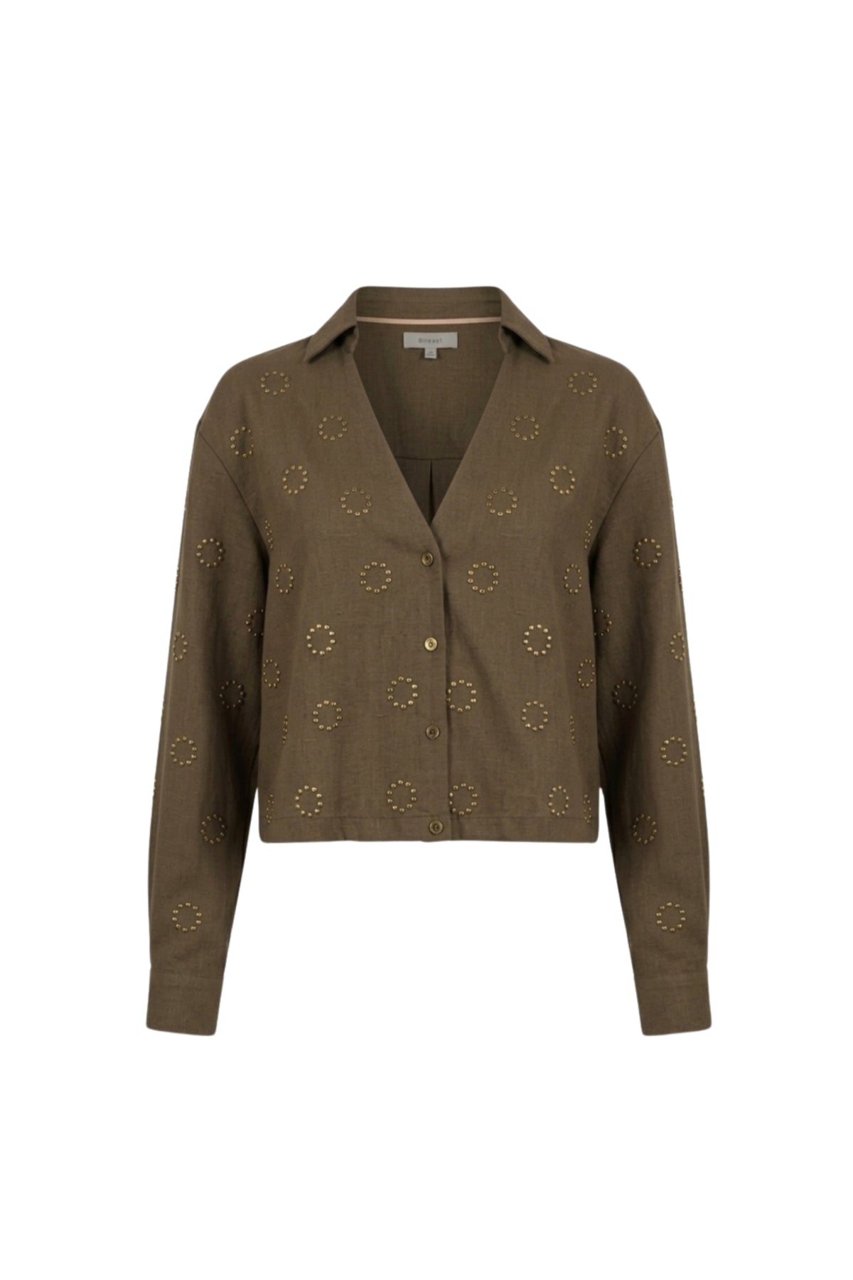 Moss groene blouse Anika Studs van Nukus met stijlvolle knoopdetails en lange mouwen, gedragen door een model.