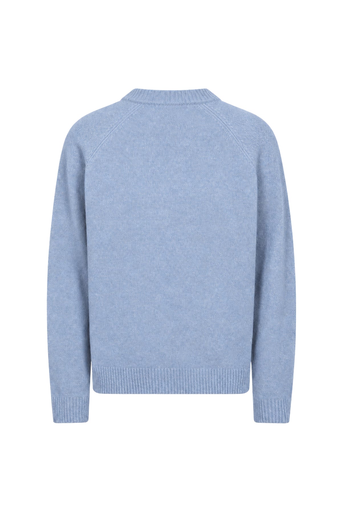 Blauwe chambray trui van Freequent met zilveren details, gedragen door een model, close-up van de stof en pasvorm.