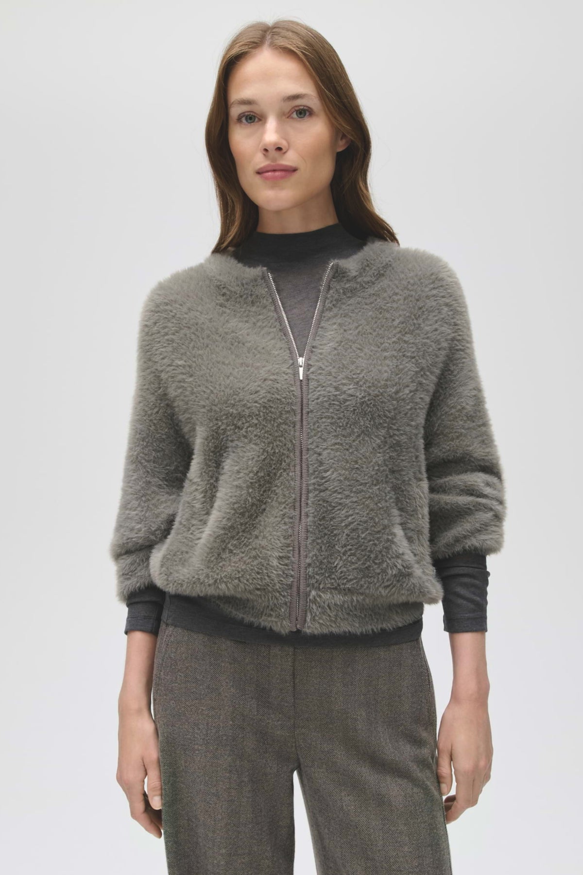 Dores warme greige vest van Opus, comfortabele en stijlvolle damesvest met zachte textuur en moderne pasvorm.