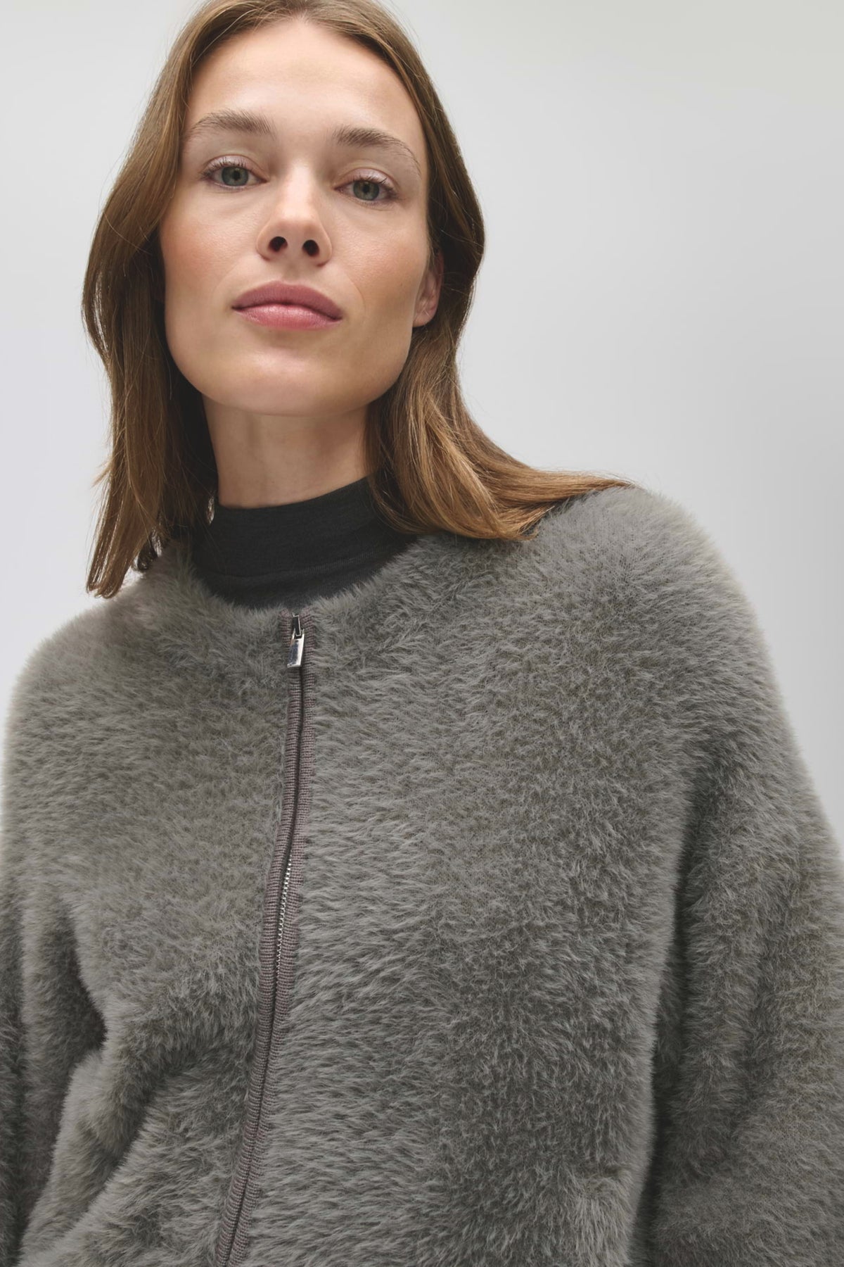 Dores warme greige vest van Opus, zachte stof, casual stijl, gedragen door een model in een lichte omgeving
