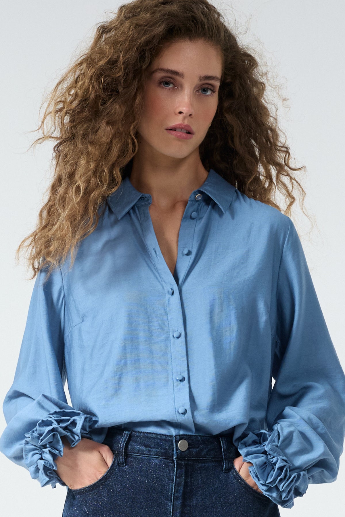 Blouse van Tramontana met gerufflede manchetten in Moody Blue, elegante damesblouse met stijlvolle details.