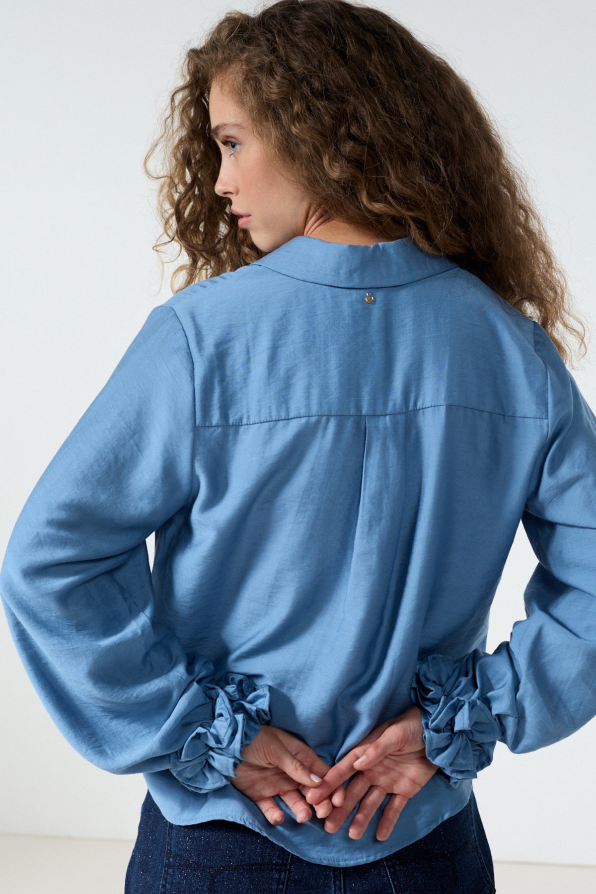 Blouse van Tramontana met ruches op de manchetten in Moody Blue, elegante damesblouse met ruffle-details.