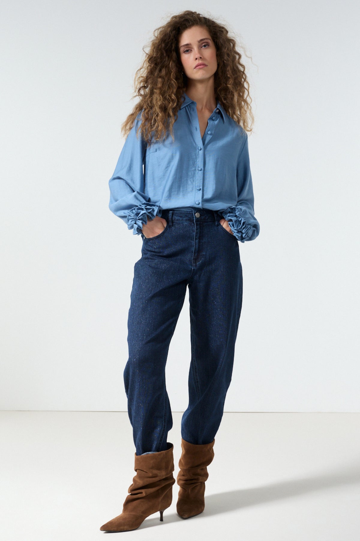 Blouse met ruches en manchetten in Moody Blue van Tramontana, close-up van de details en stofstructuur.