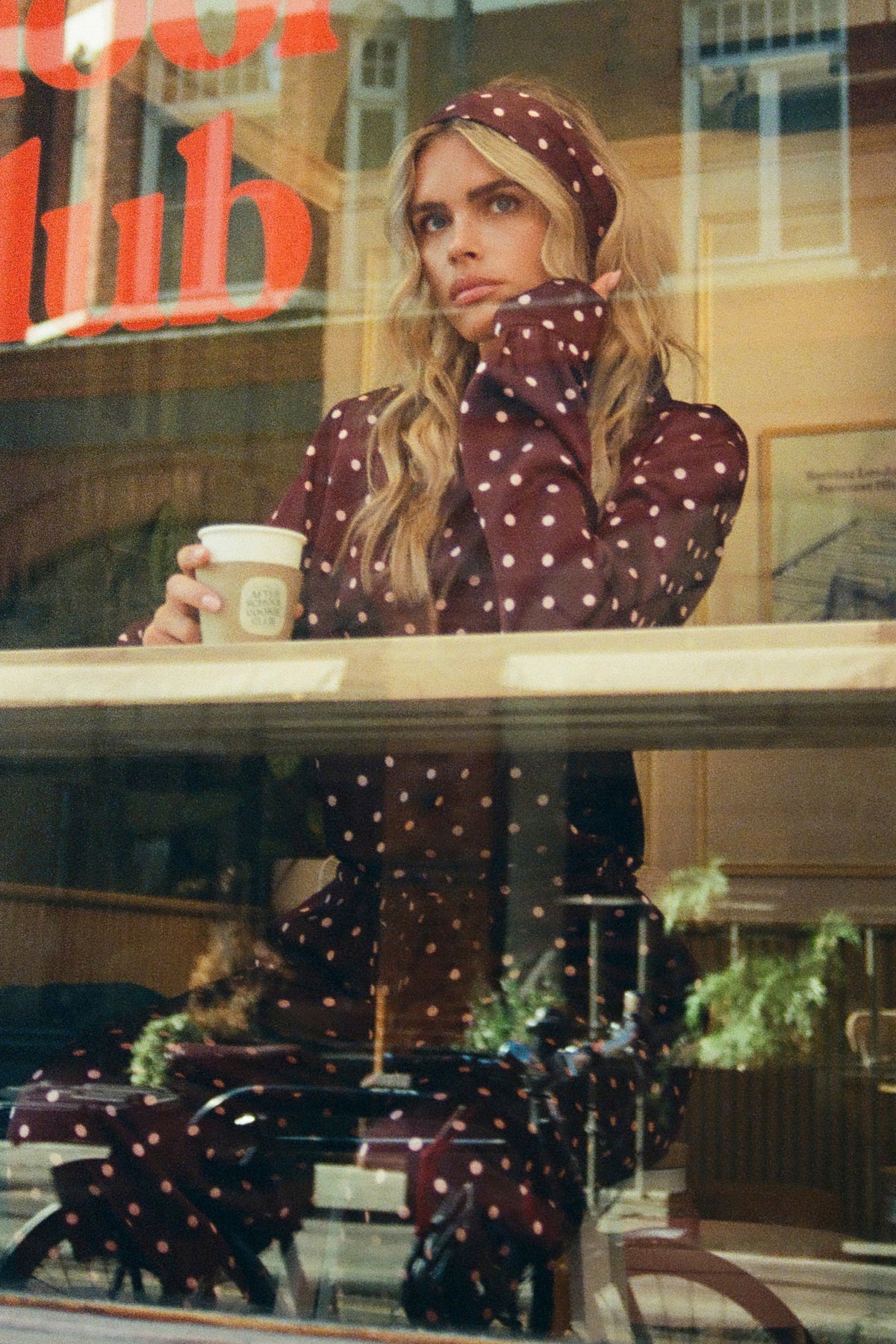 Witte blouse Selya Bordeaux van Studio Amaya, getoond met close-up van de stijlvolle kraag en zachte stof.
