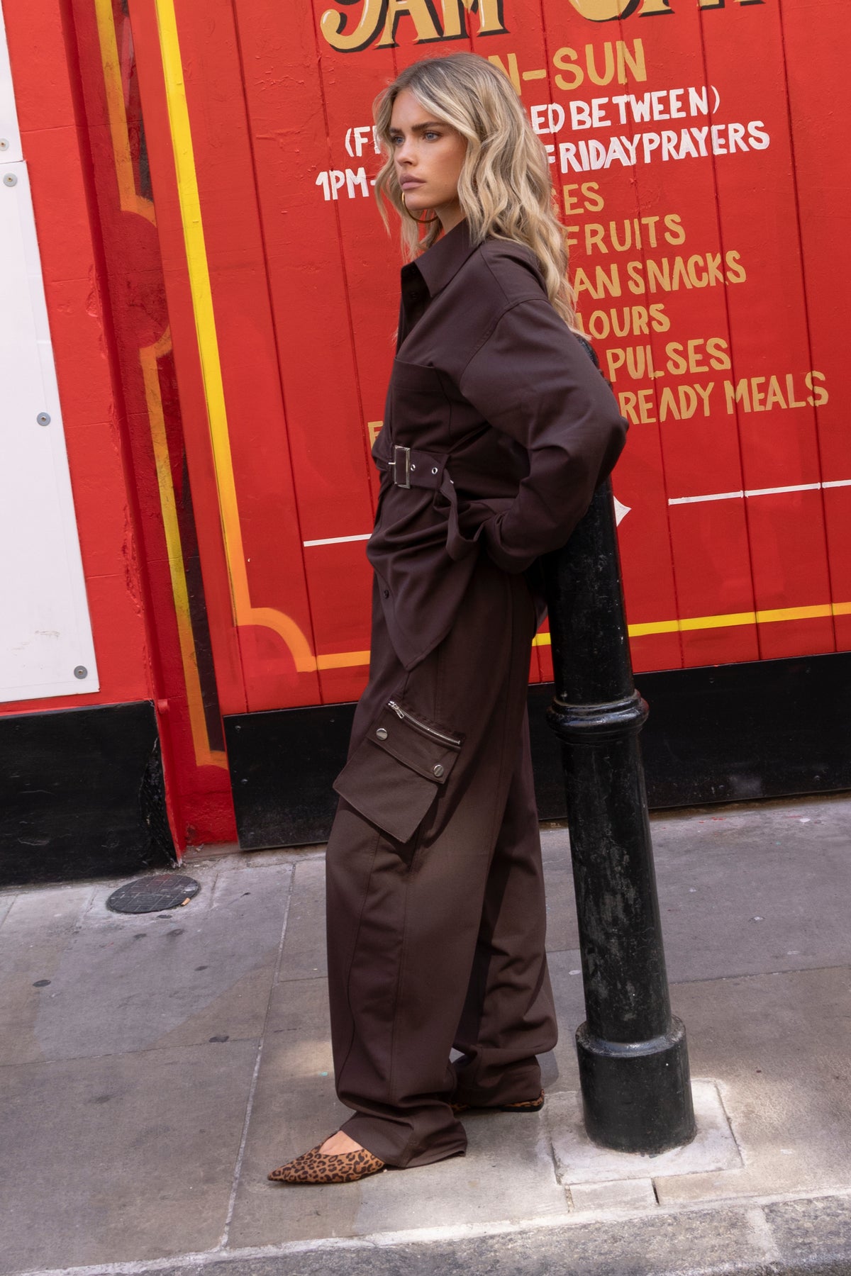 Bruine broek Zorelle van Studio Amaya, getoond op een model, met een casual pasvorm en stijlvolle uitstraling.