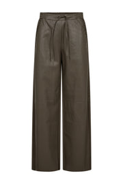 Lichte bruin Fqveggy Morel broek van Freequent met rechte snit en elastische taille, gedragen door een model.