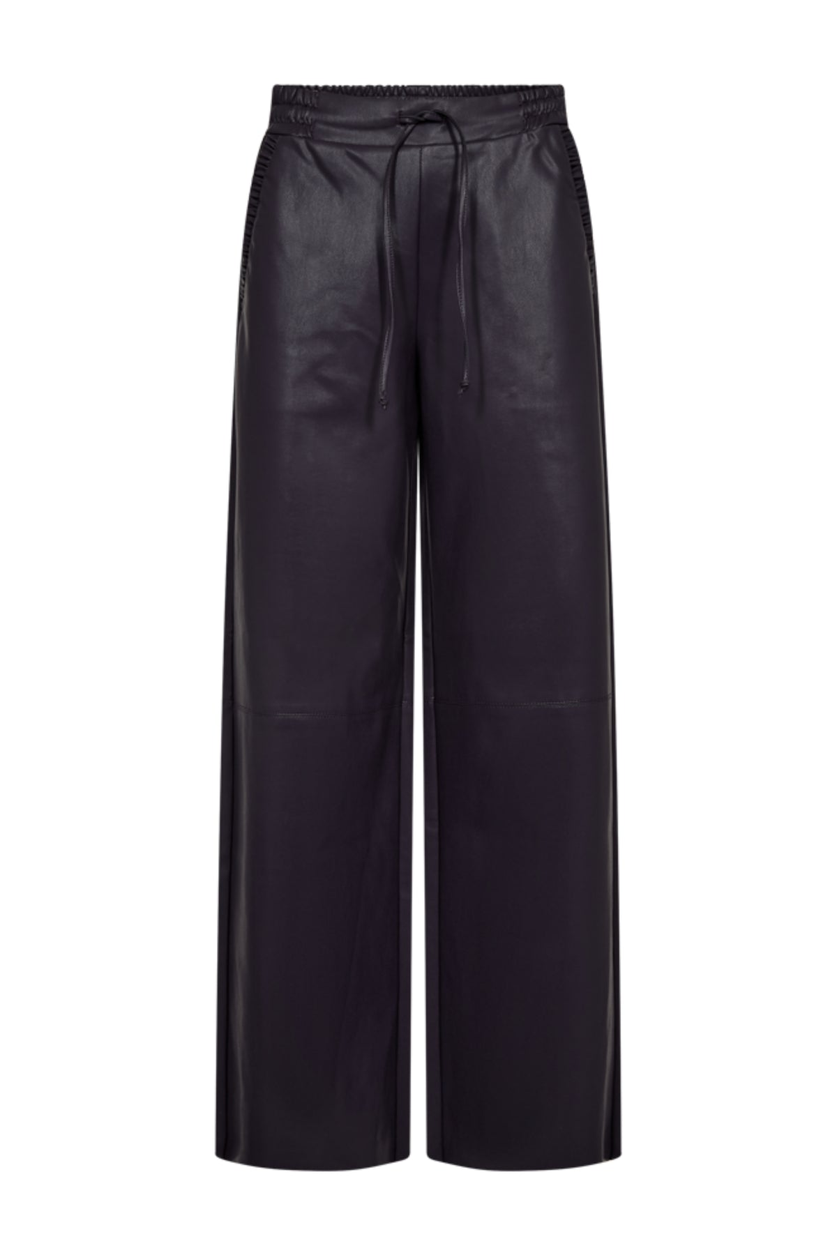 Donkere Freequent Fqveggy Nightshade broek met wijde pijpen en elastische taille, gedragen door een model op witte achtergrond.
