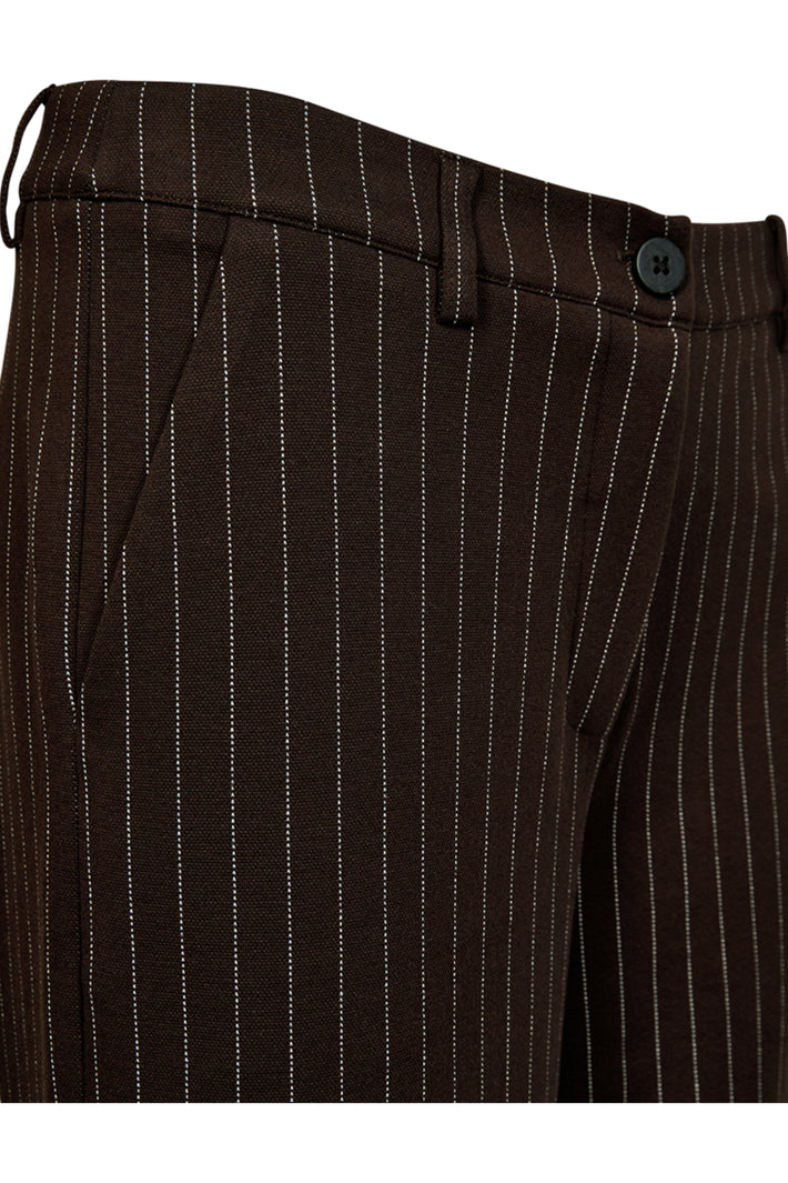 Lichte offwhite broek Fqlanni Mole Star van Freequent, met een comfortabele pasvorm en subtiele sterdetails.