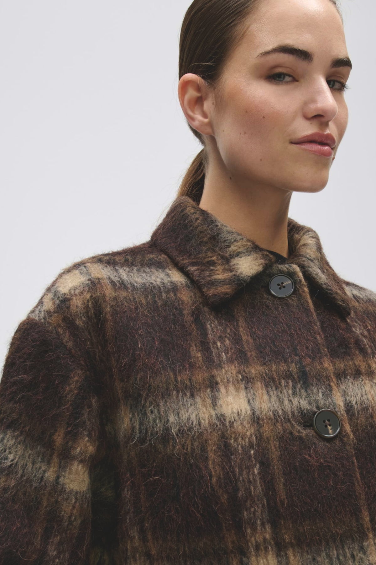 Lichte mocca Hakaro Heritage jas van Opus met ronde hals en ritssluiting, gedragen door een model.
