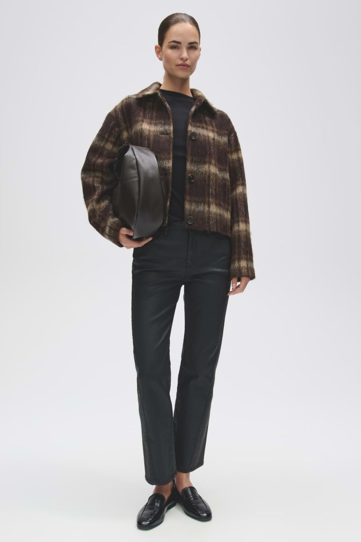 Lichte mocca Hakaro Heritage jas van Opus met leren details en een casual pasvorm, gedragen door een model.