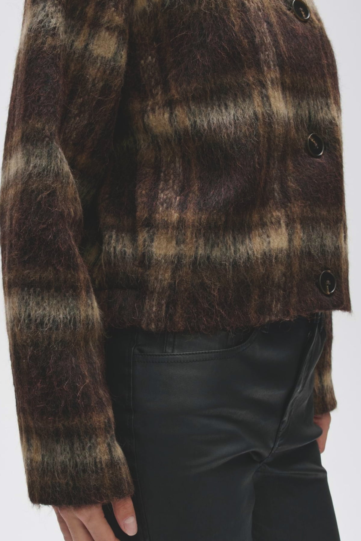 Opus Hakaro Heritage Light jas in mocca kleur, lichte waterafstotende jas met capuchon en ritssluiting, geschikt voor herfst en winter.