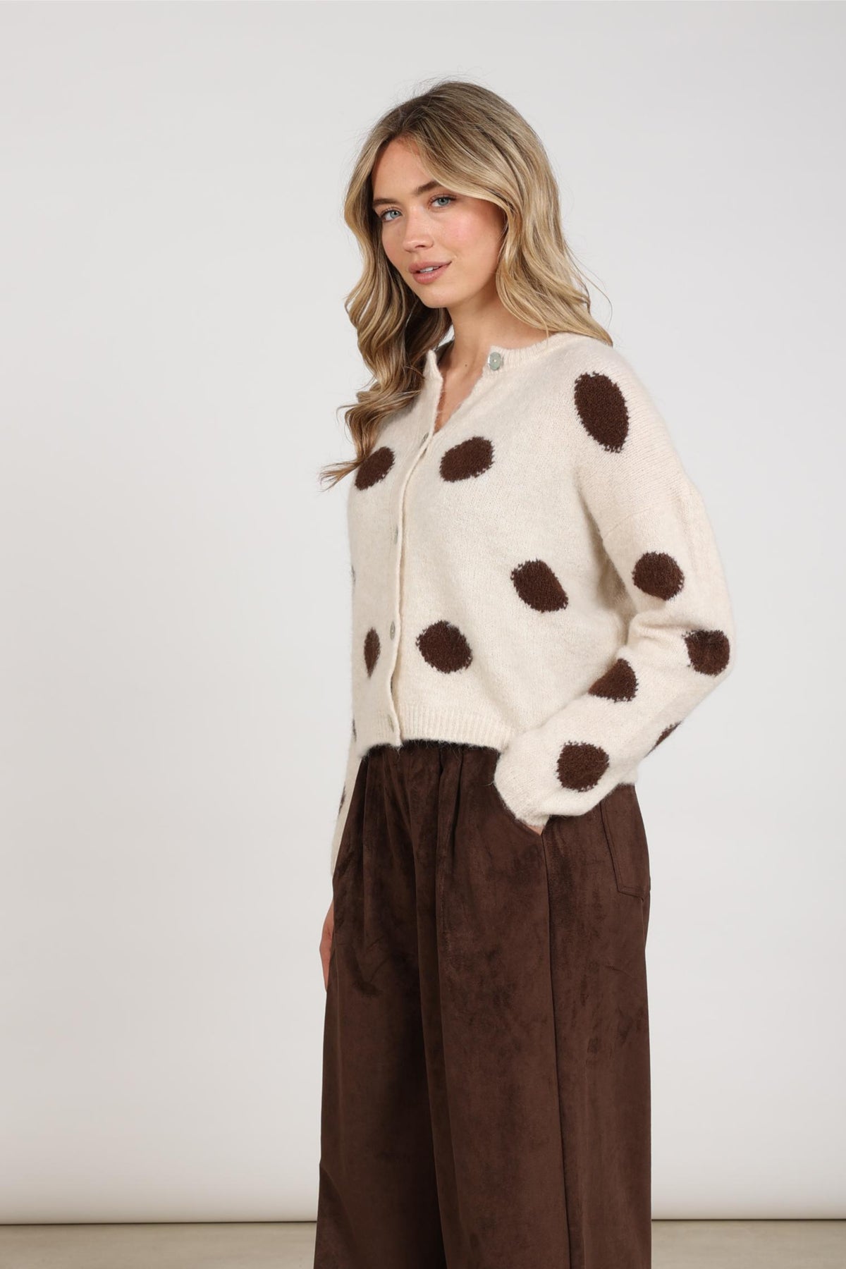 Offwhite chocolade vest van Nukus met stippen, stijlvolle en comfortabele damesvest op de afbeelding