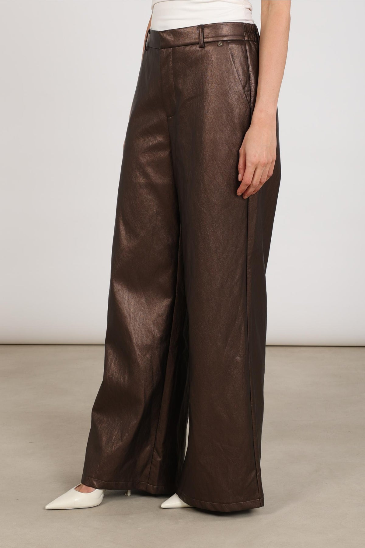 Nukus Broek Bodine Chocolate NKF09104, modieuze bruine broek met stijlvolle pasvorm en comfortabele stof, zichtbaar op model.