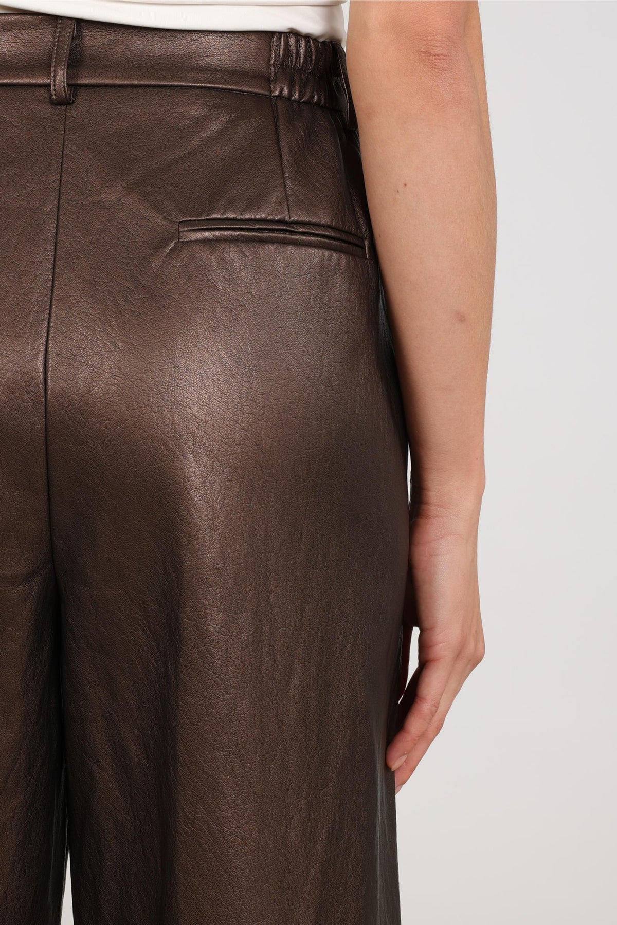 Nukus Broek Bodine Chocolate NKF09104, lichtbruine damesbroek met elastische taille en rechte pasvorm, gedragen door model.