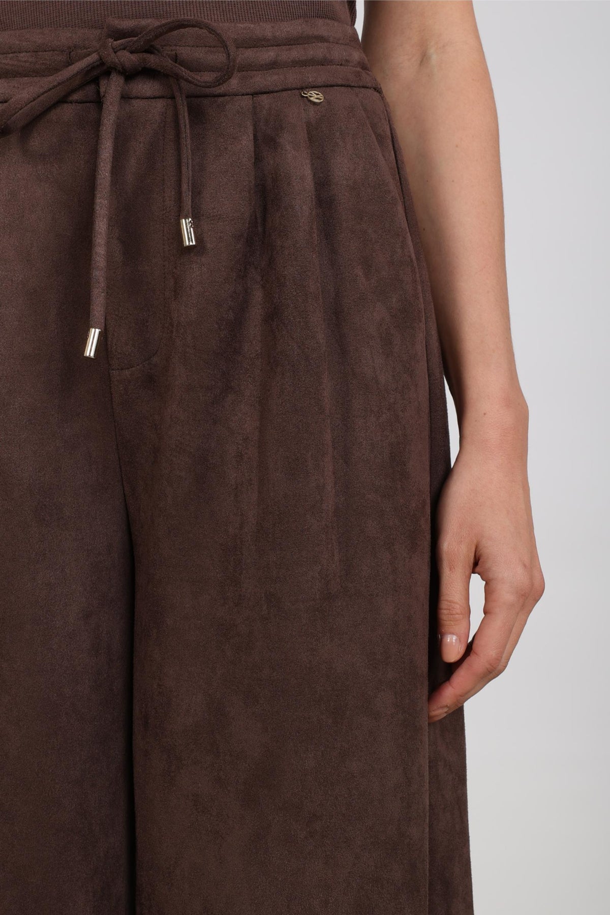 Donkerbruine suède broek van Nukus, model Bertie in chocoladekleur, met rechte pasvorm en stijlvolle details.