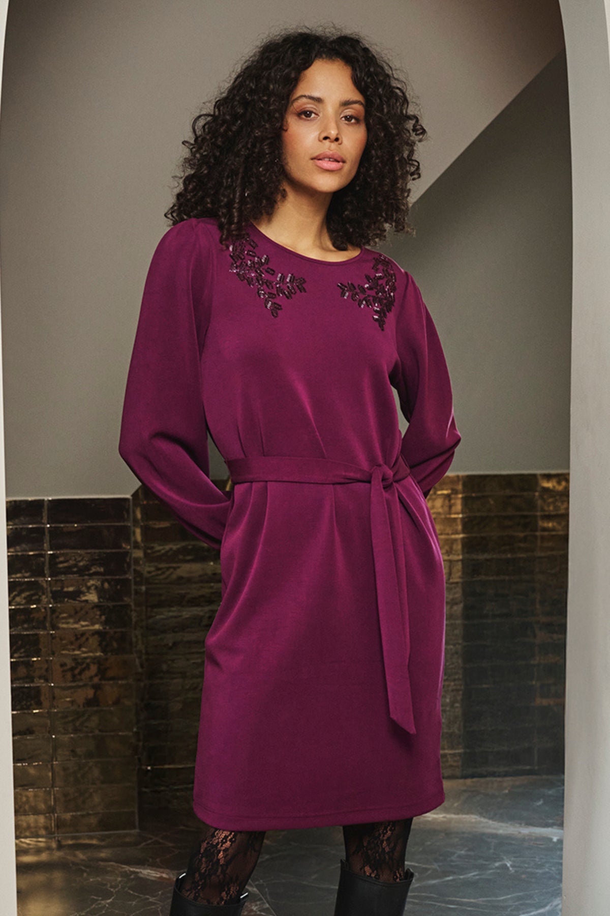 Zweedse EsQualo jurk met embellishment van modal in een roze kleur, gedetailleerde afwerking en comfortabele pasvorm.