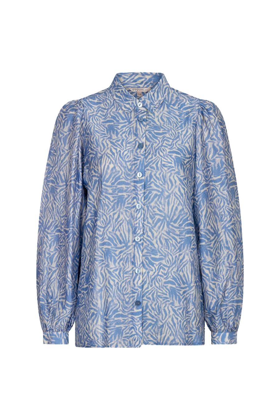 Blouse van EsQualo met Frozen Sky print, lichtblauw met wolkenmotief, korte mouwen en ronde hals, gedragen door een model.