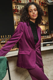 Glanzende blazer in beetkleur met strakke pasvorm van EsQualo, gedragen door een model, op een neutrale achtergrond.
