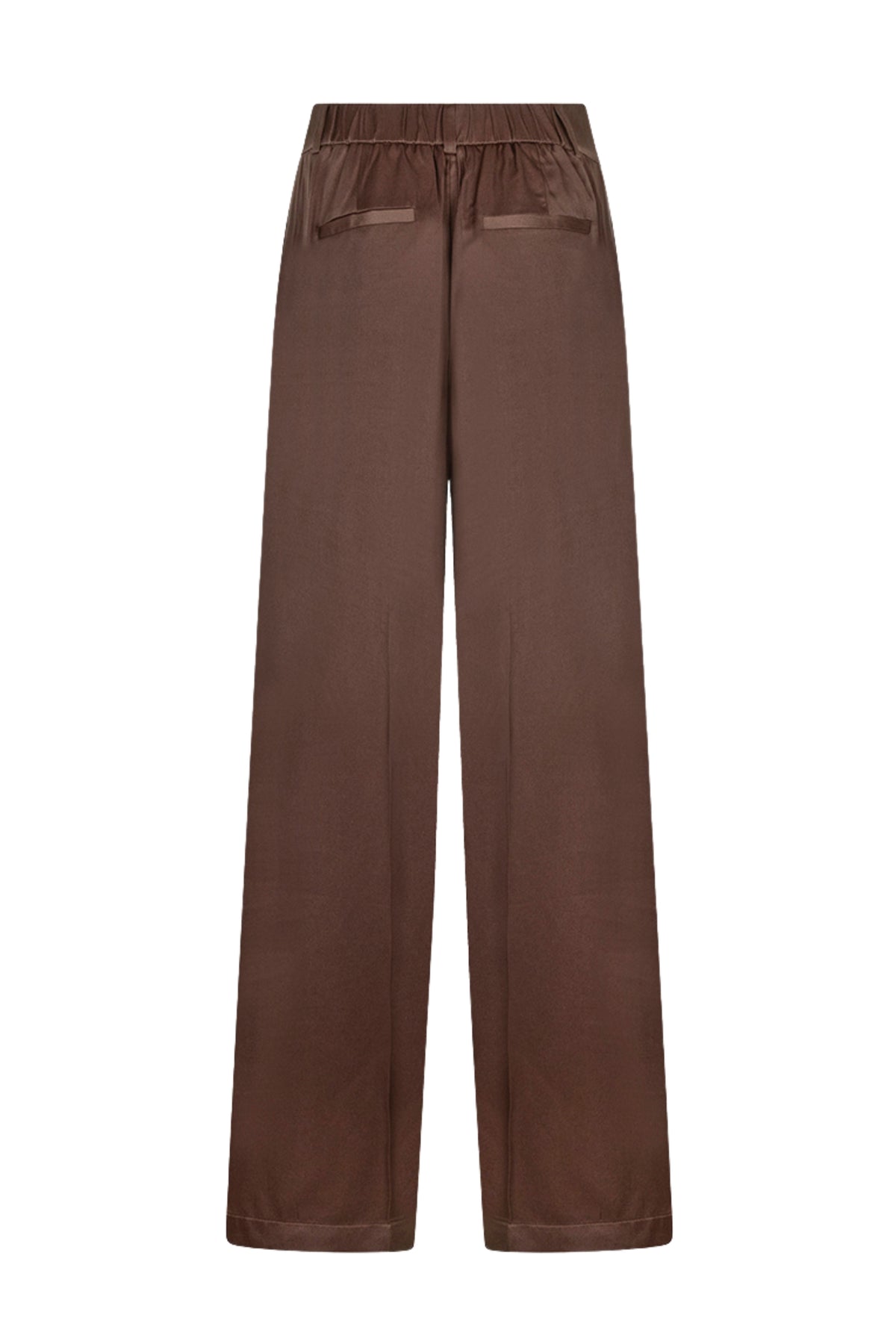 Glanzende koffiekleurige broek van EsQualo, wijd en comfortabel met elastische tailleband, gedragen door een model.