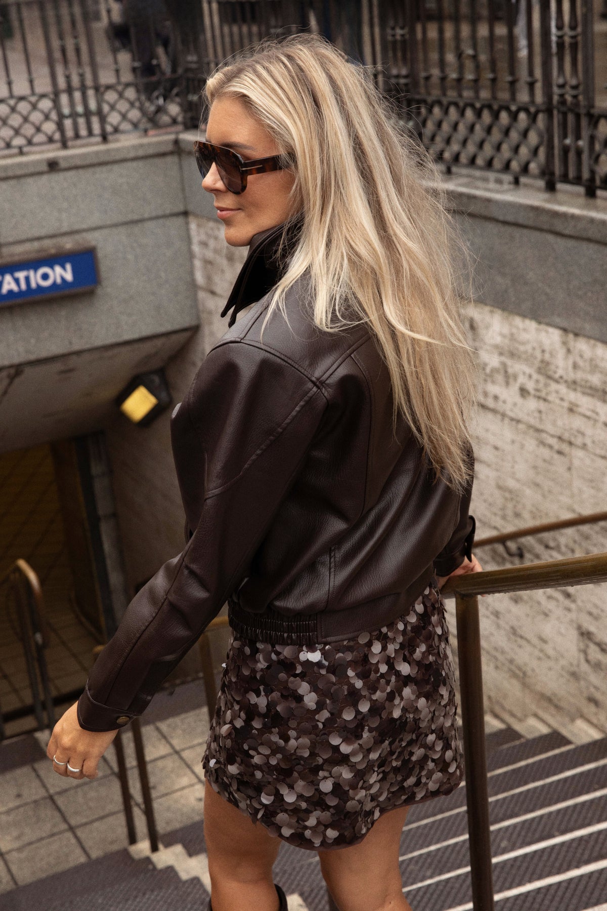 Bruine vegan leren jas Anna van Bolina Island met stijlvolle pasvorm en details, perfect voor een moderne look.