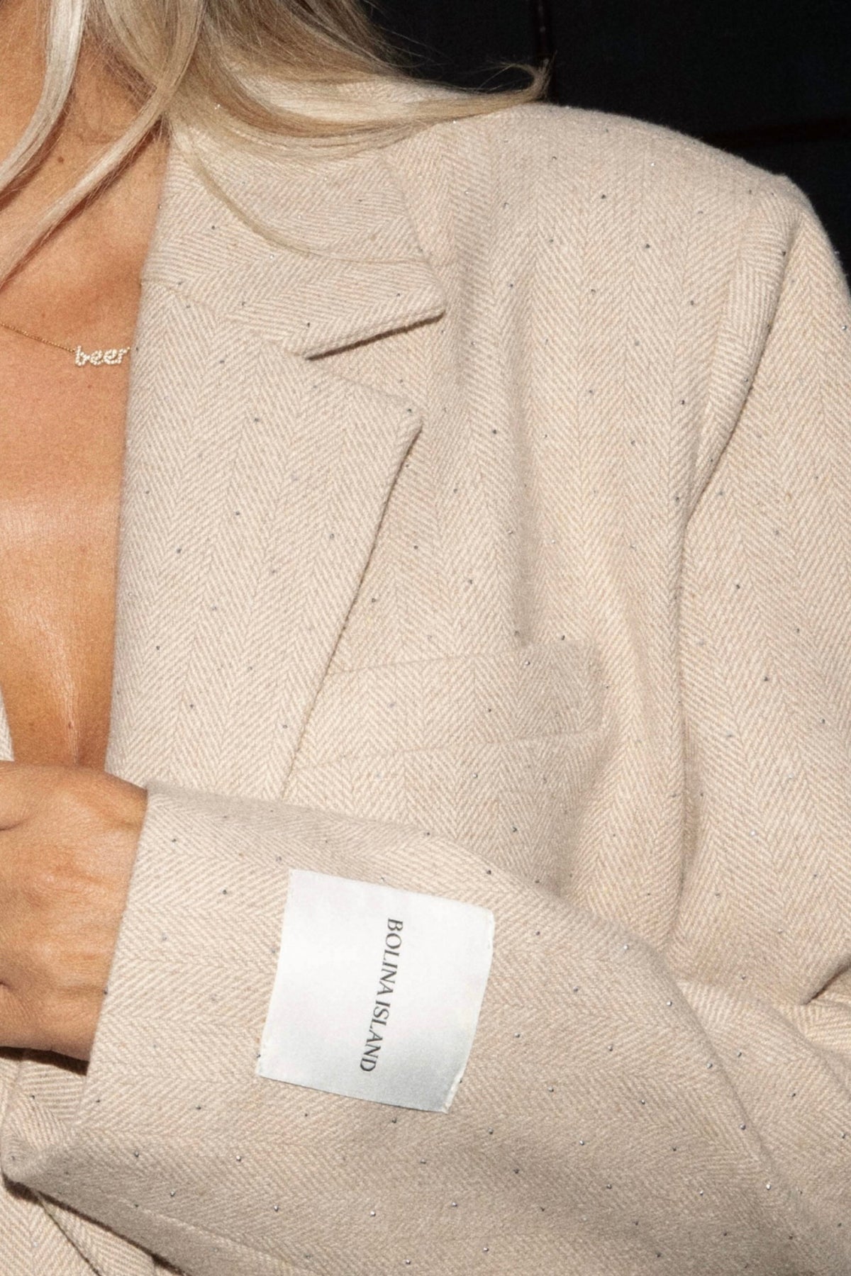 Blazer Esme van Bolina Island, lichtblauwe damesblazer met knoopsluiting en stijlvolle revers, gedragen door een model.