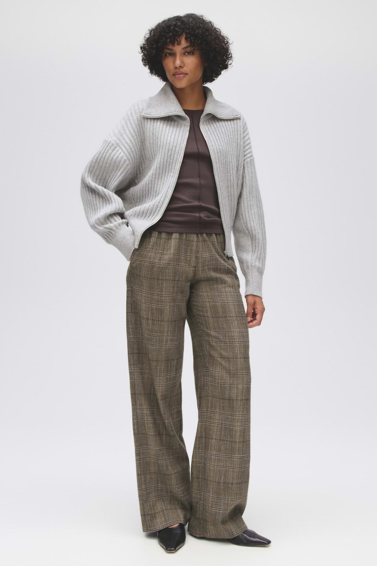 Dodesa Hazy Fog Melange vest van Opus, stijlvolle donkergrijze gebreide vest met zachte textuur en knoopsluiting.