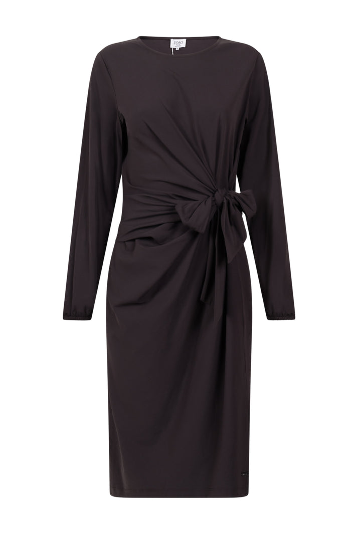 Zoso Travel Jurk Larissa in espresso, elegante lange jurk met lichte stof en stijlvolle pasvorm, gedragen door een model.
