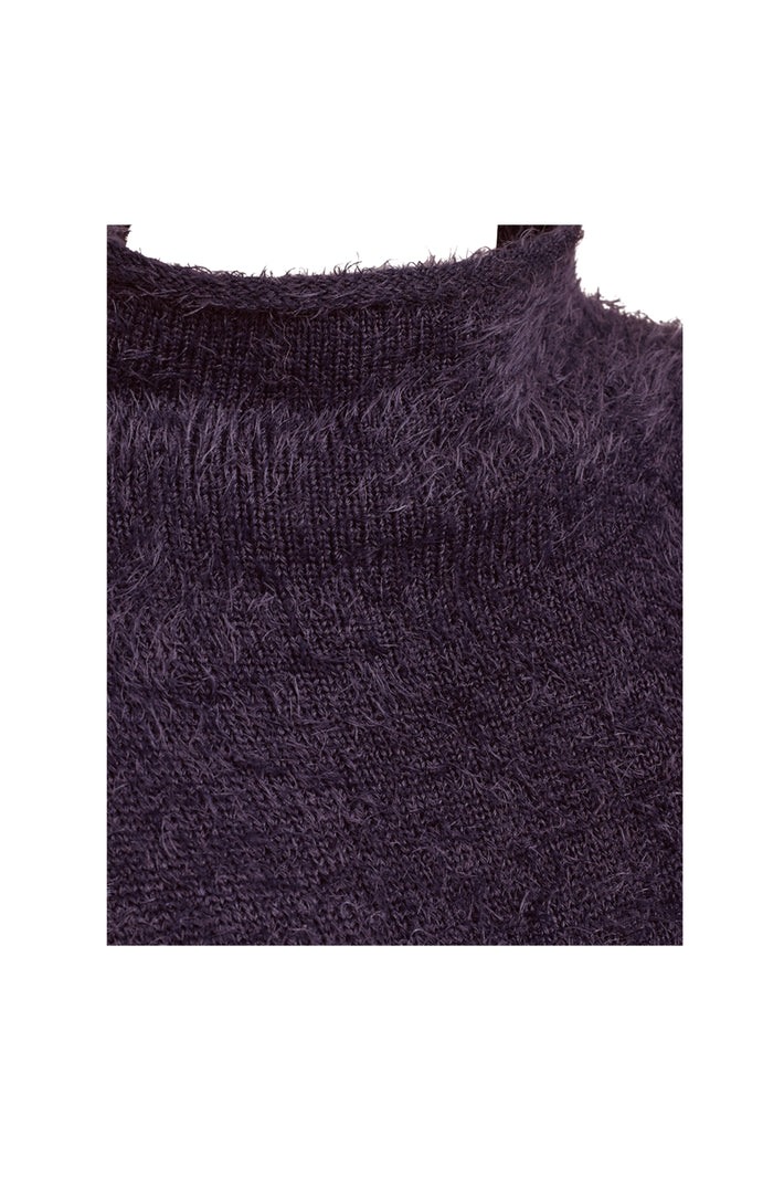 Donkere trui van Freequent Fqcat Nightshade met ronde hals en zachte stof, gedragen door een persoon.