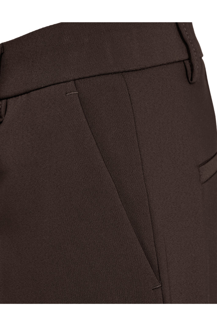 Zwarte Fqisadora Mole broek van Freequent, getoond op een model, met een comfortabele pasvorm en modieuze stijl.