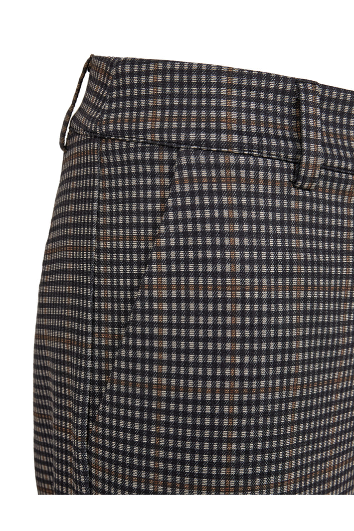Taupe en zwart broek van Freequent Fqnaduva Desert met rechte snit en comfortabele pasvorm, zichtbaar met riemlussen en zakken.