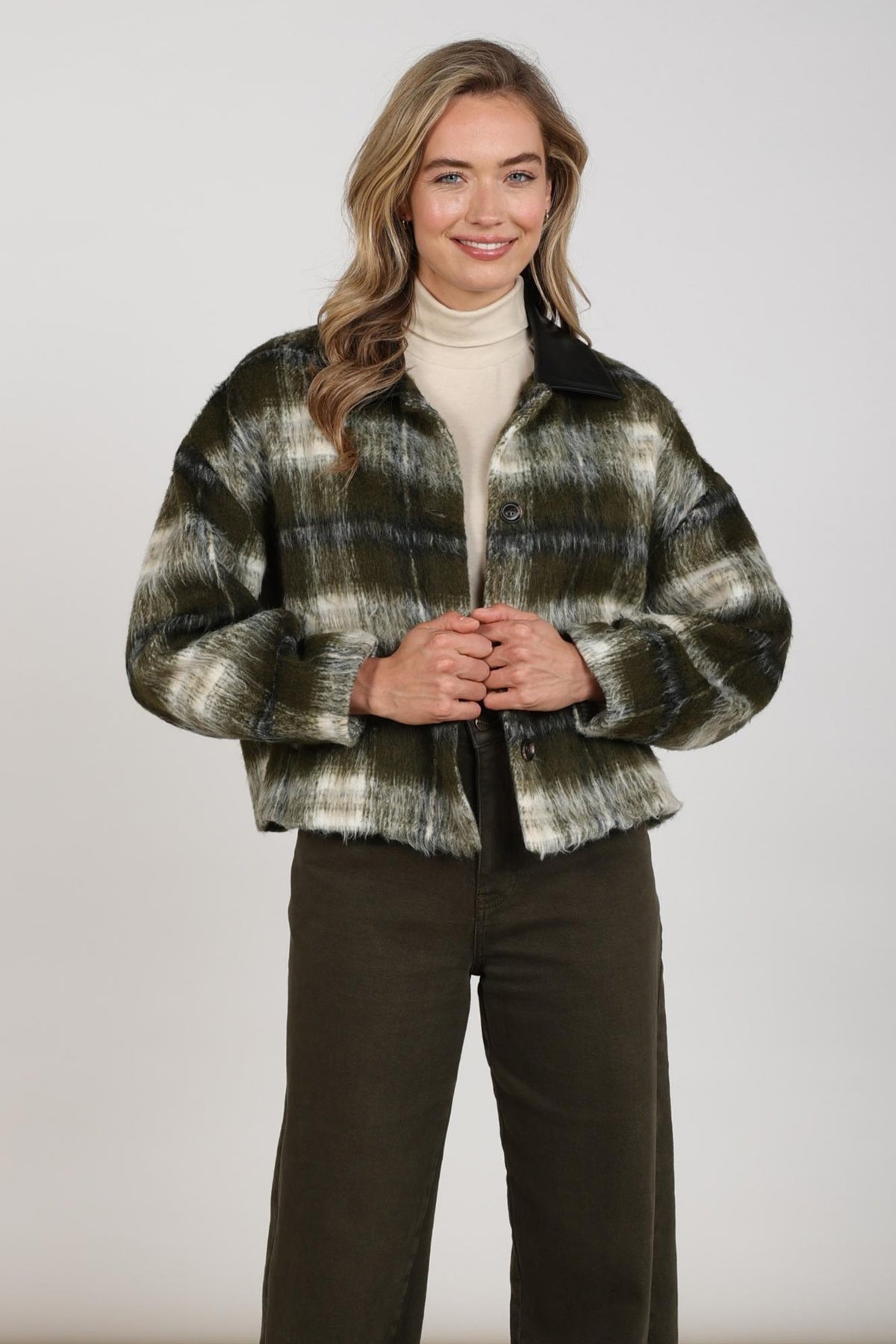 Lichte offwhite moss bomberjacket van Nukus met ritssluiting en comfortabele pasvorm, afgebeeld op een model.