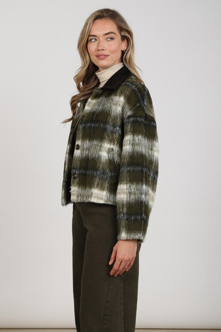 Licht offwhite moss Nukus Debora jas met capuchon en ritssluiting, zachte stoffen en modieuze pasvorm.