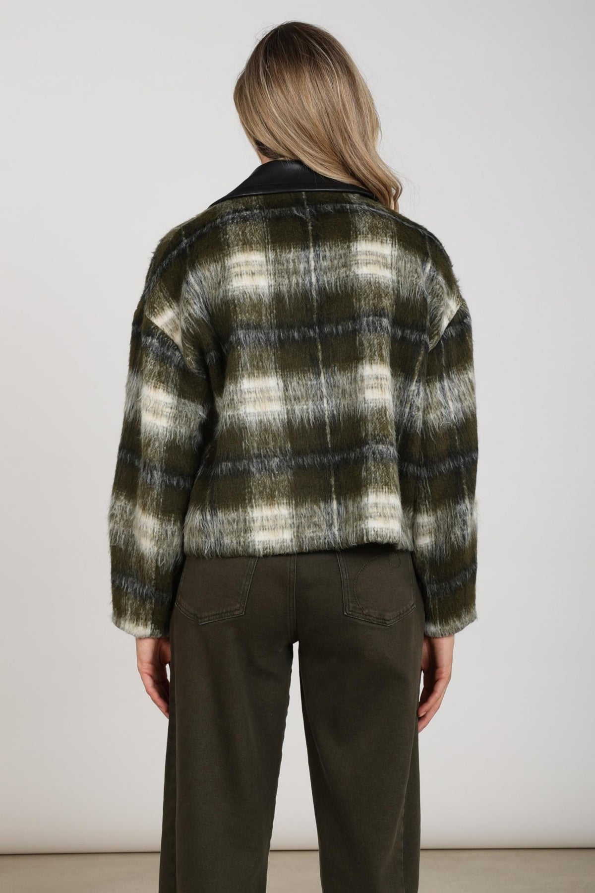 Lichte offwhite moss Nukus Debora jas met ritssluiting en capuchon, geschikt voor dames, op een model gedragen.
