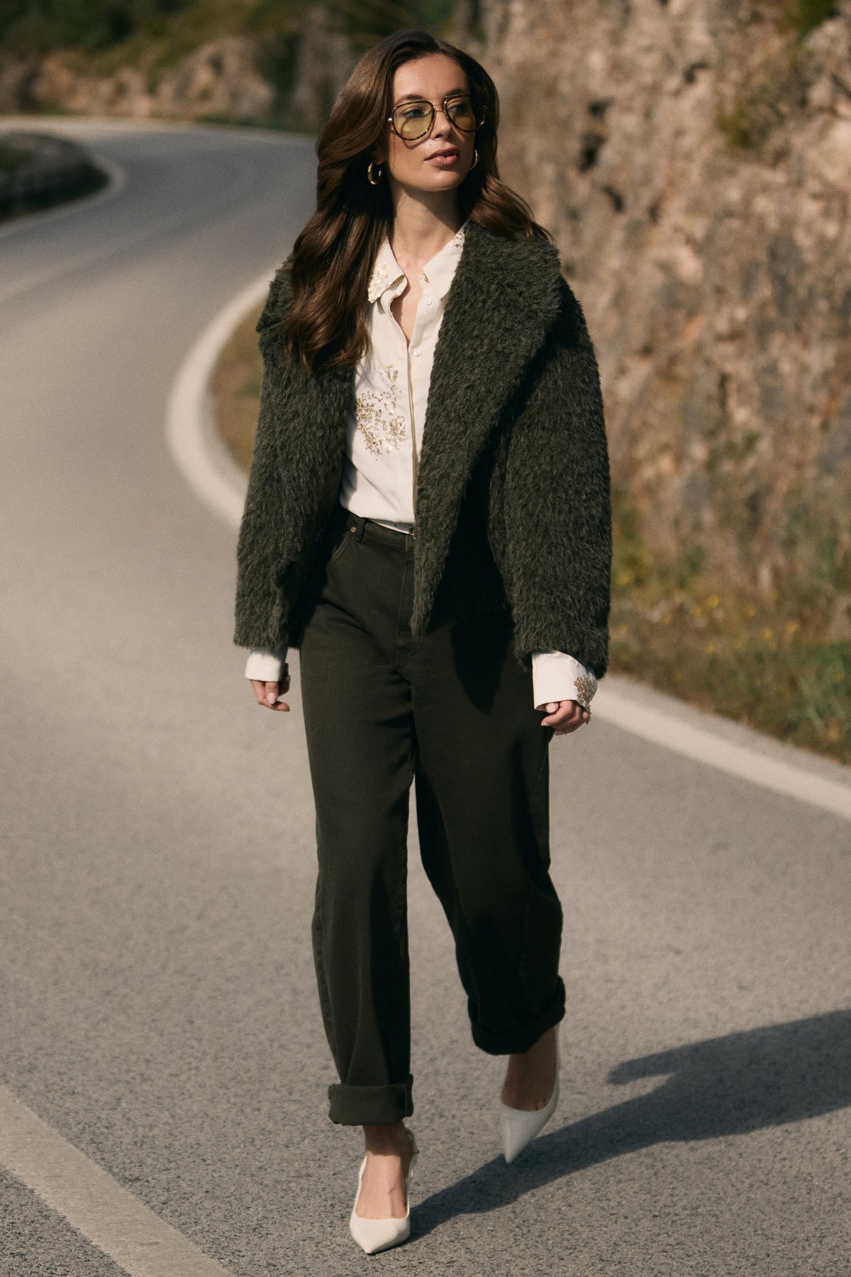Offwhite blouse Adora van Nukus met lange mouwen en zijdeachtige stof, gedragen door een model.