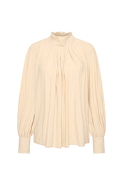 Luchtige reisblouse van Mi Piace met strikdetail in zandkleur, geschikt voor comfortabele reizen en casual gelegenheden.