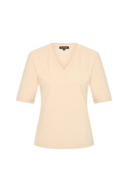 Mi Piace Travel Top Sand 202271, lichtroze dames top met sierlijke details, geschikt voor reizen en casual dragen.
