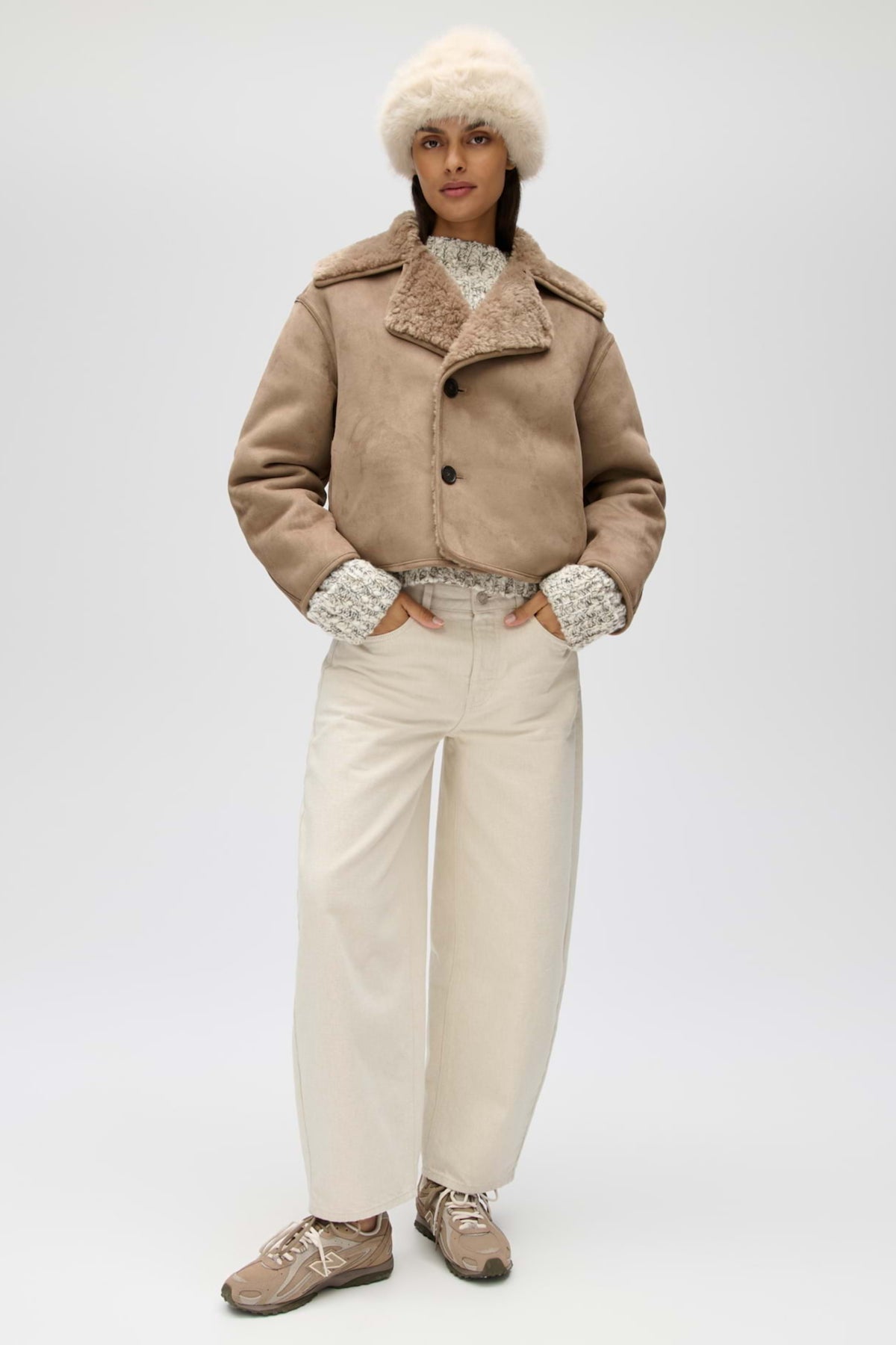 Lichte mocca Opus Hafira jas met capuchon en rits, gedragen door een model, geschikt voor koud weer.