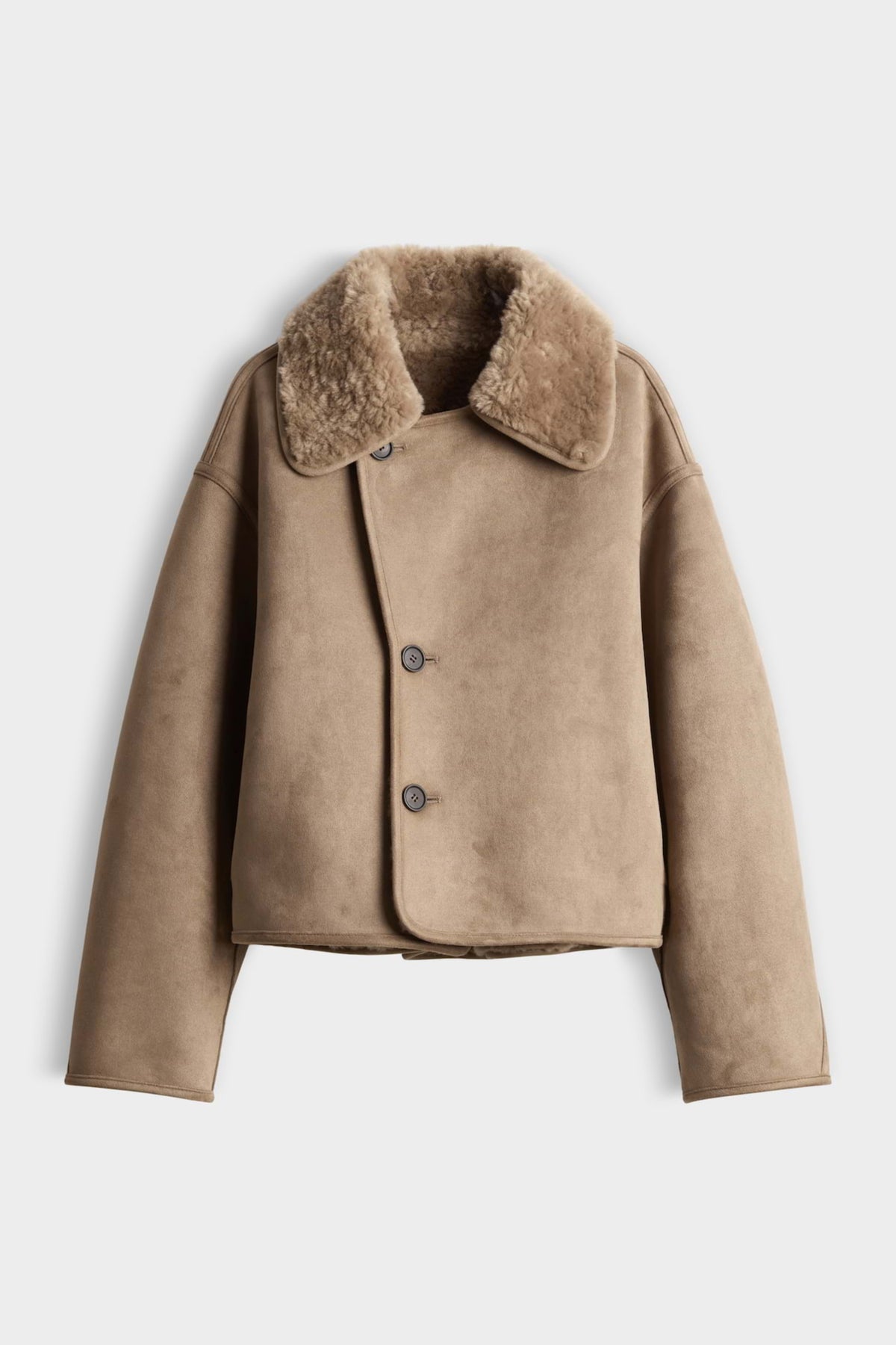 Lichte mocca Opus Hafira jas met capuchon en ritssluiting, gedragen door een model.