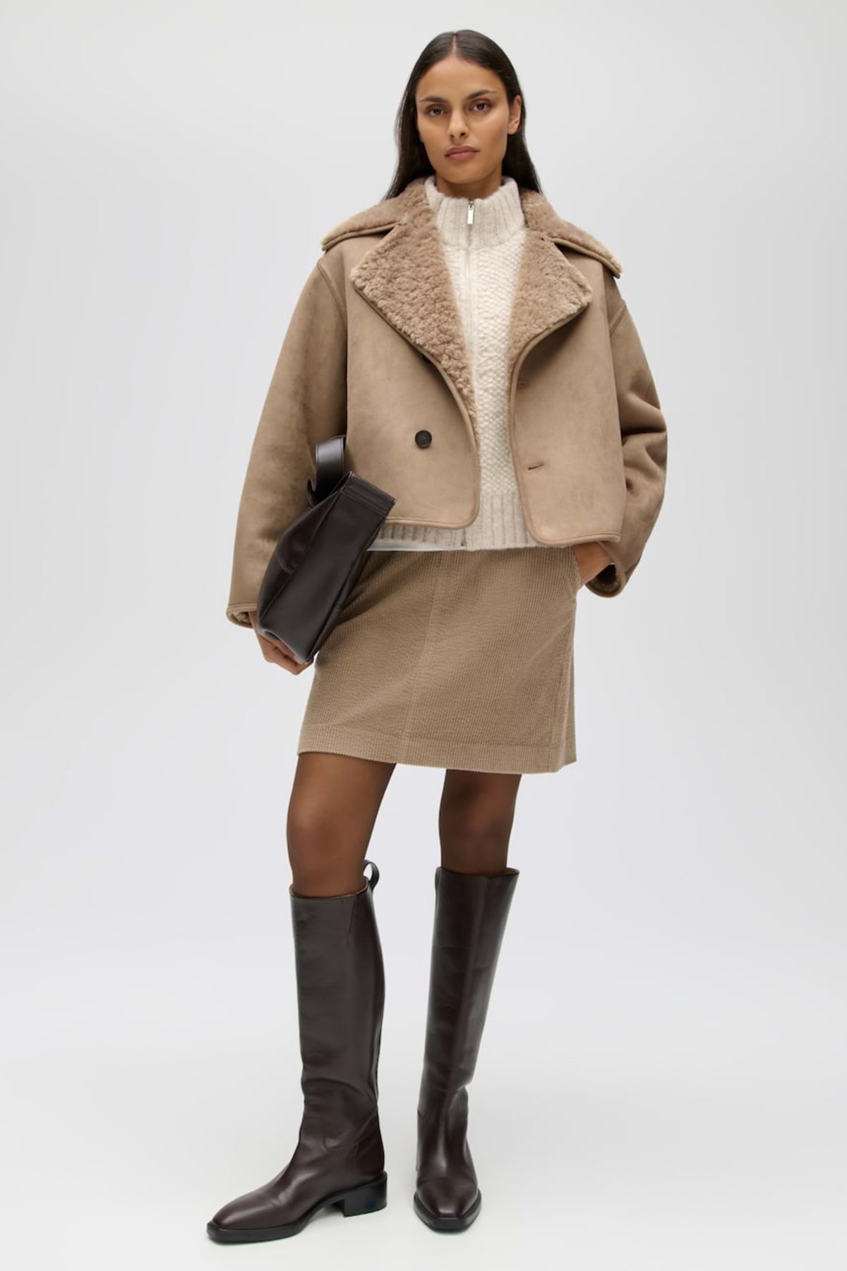 Lichte Hafira Jas van Opus in mocca kleur, met comfortabele pasvorm en stijlvolle uitstraling, getoond op een model.