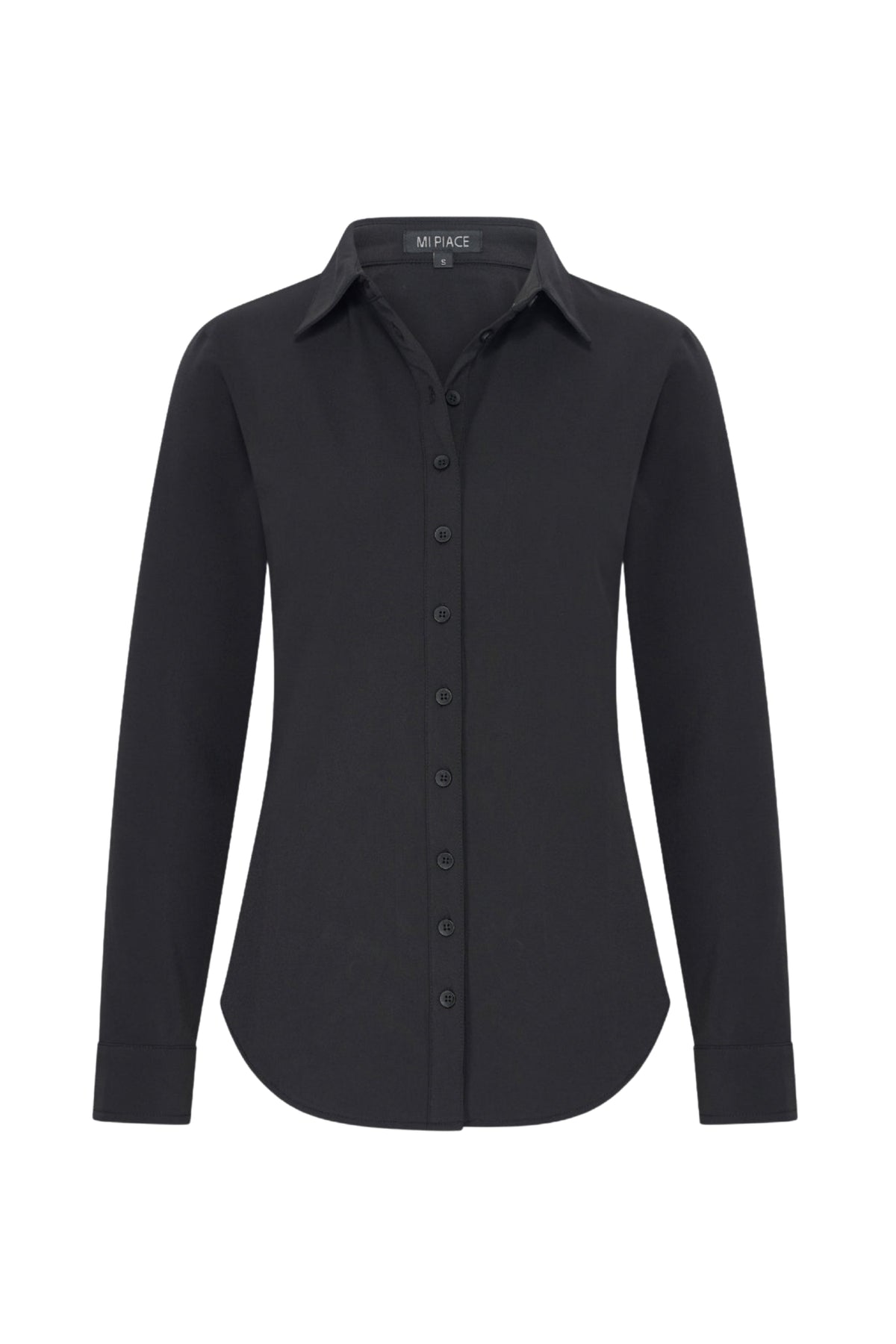 Zwarte reisblouse van Mi Piace, casual en comfortabel, zichtbaar met knoopdetail en losvallende pasvorm.