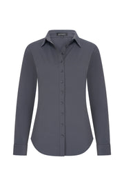 Donkere grijze reisblouse van Mi Piace, getoond op model met korte mouwen en losvallende pasvorm.