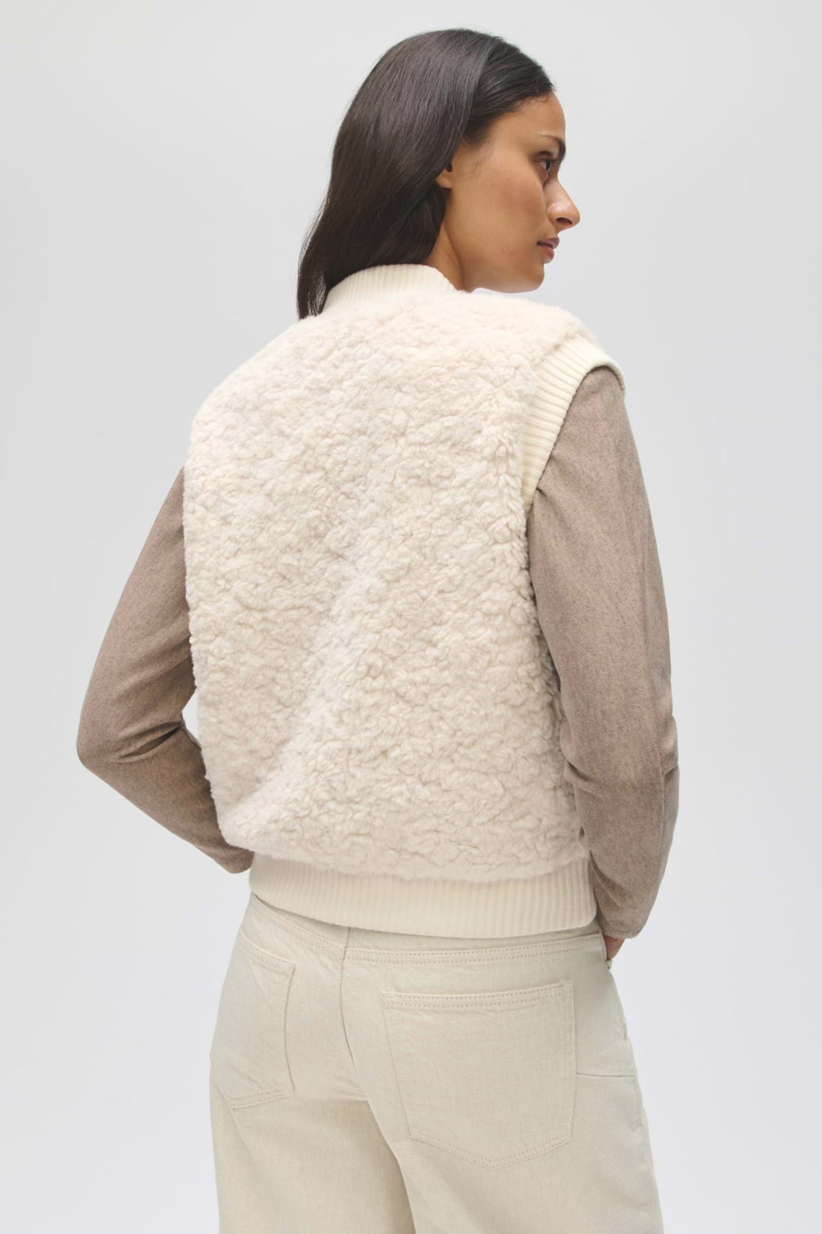 Licht crèmekleurig Opus Gilet Gaste Soft gedragen door een model, close-up van de zachte stof en stijlvolle pasvorm.