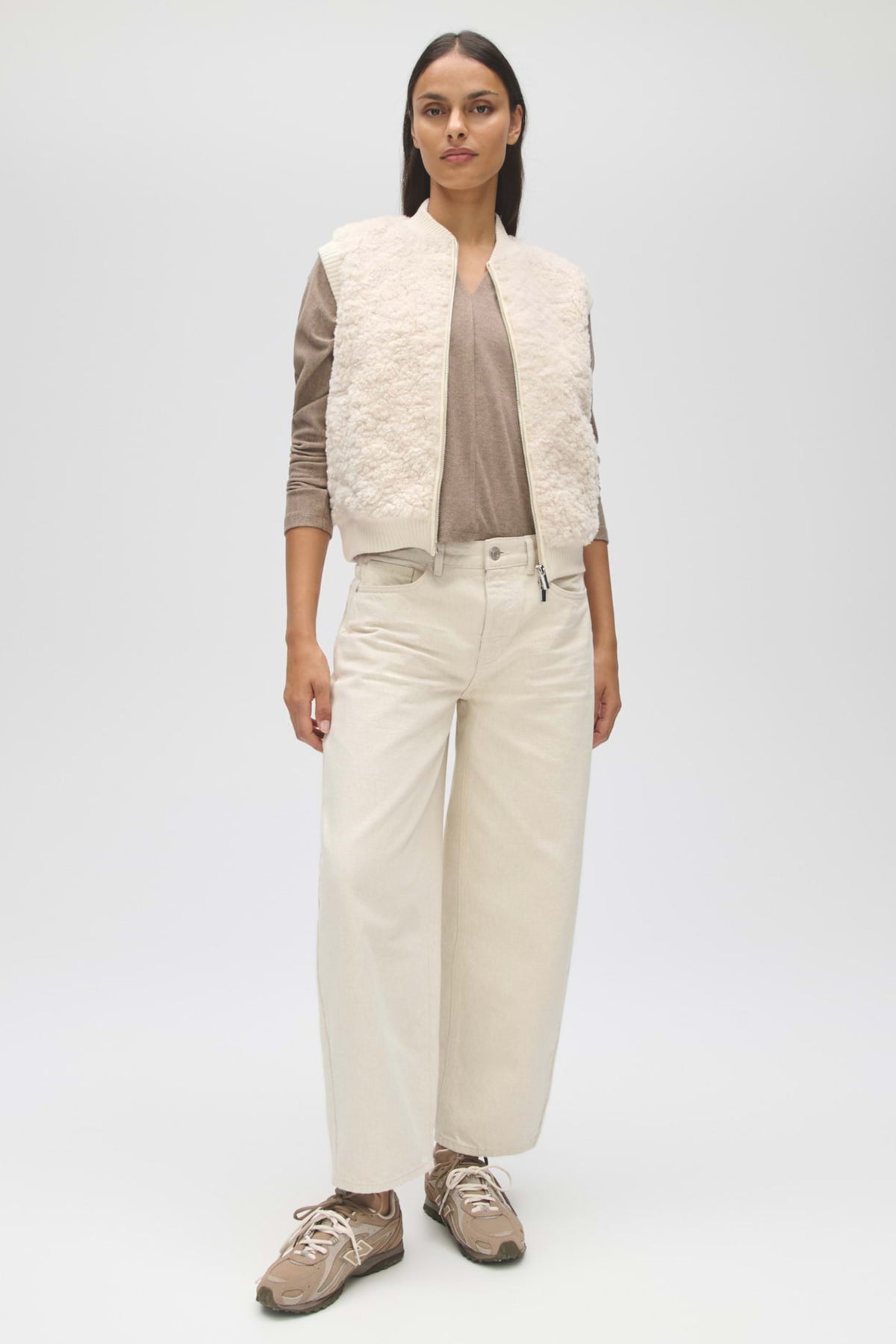 Opus Gilet Gaste Soft Cream, lichtgewicht damesgilet met zachte crèmekleurige stof, gedragen door een model.