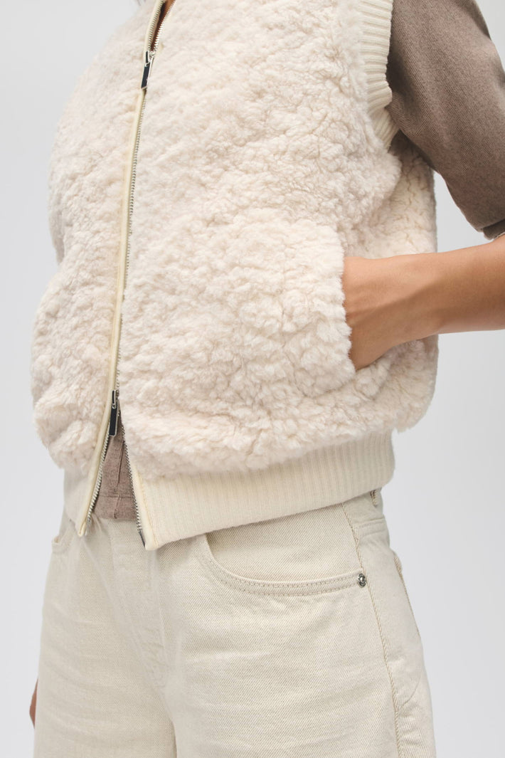 Licht crèmekleurig gilet Gaste Soft van Opus, zachte stof en comfortabele pasvorm, gedragen door een persoon.