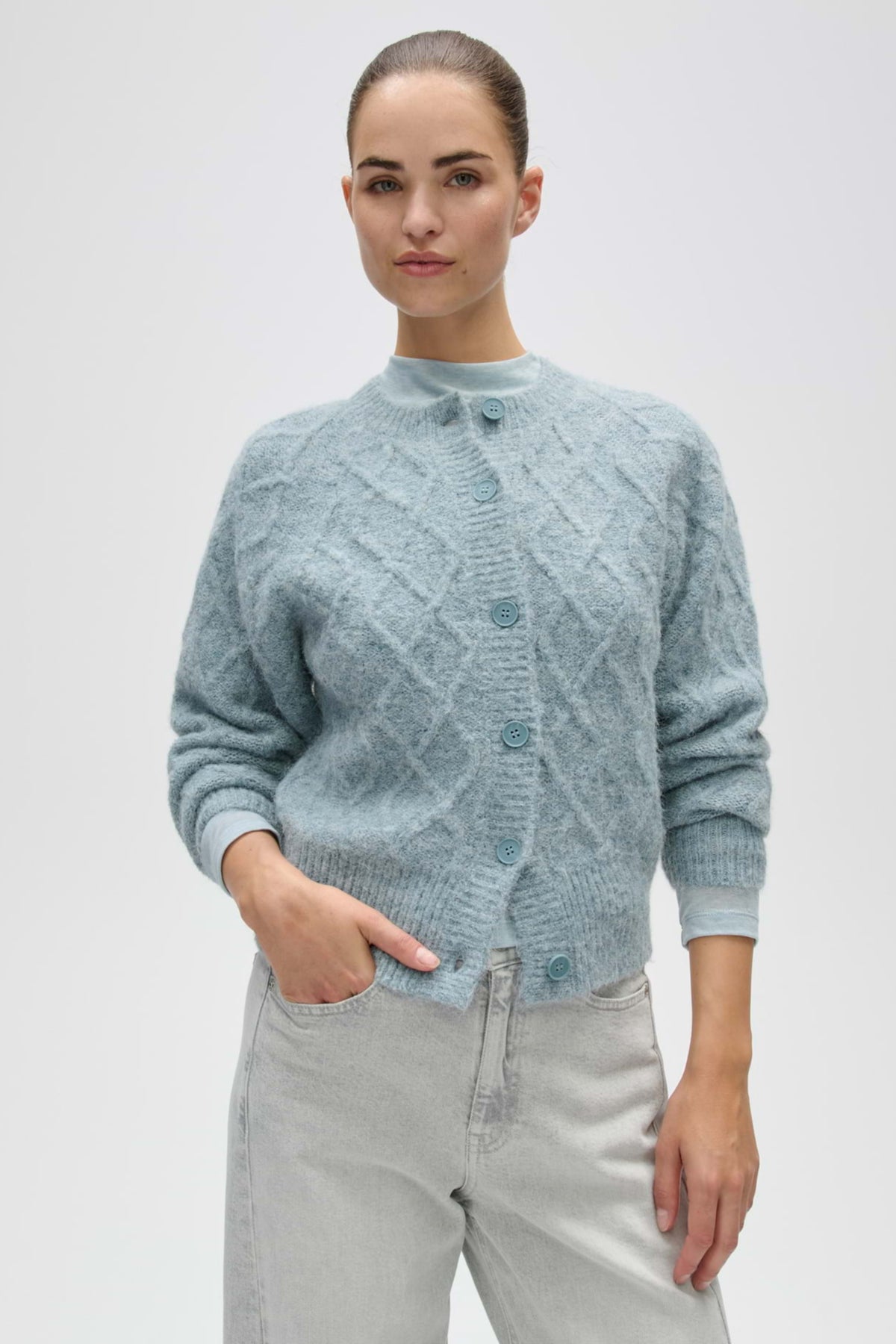 Damestrui van Opus in Dusty Aqua met een zachte, comfortabele pasvorm en ronde hals, gedragen door een model.