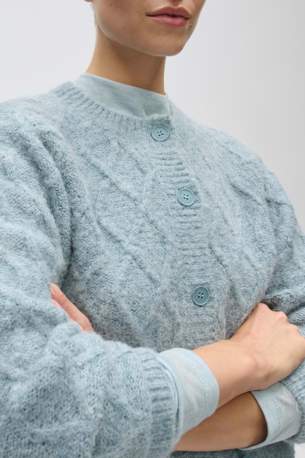 Damestrui van Opus in Dusty Aqua met ronde hals en zachte stof, gedragen door een model.