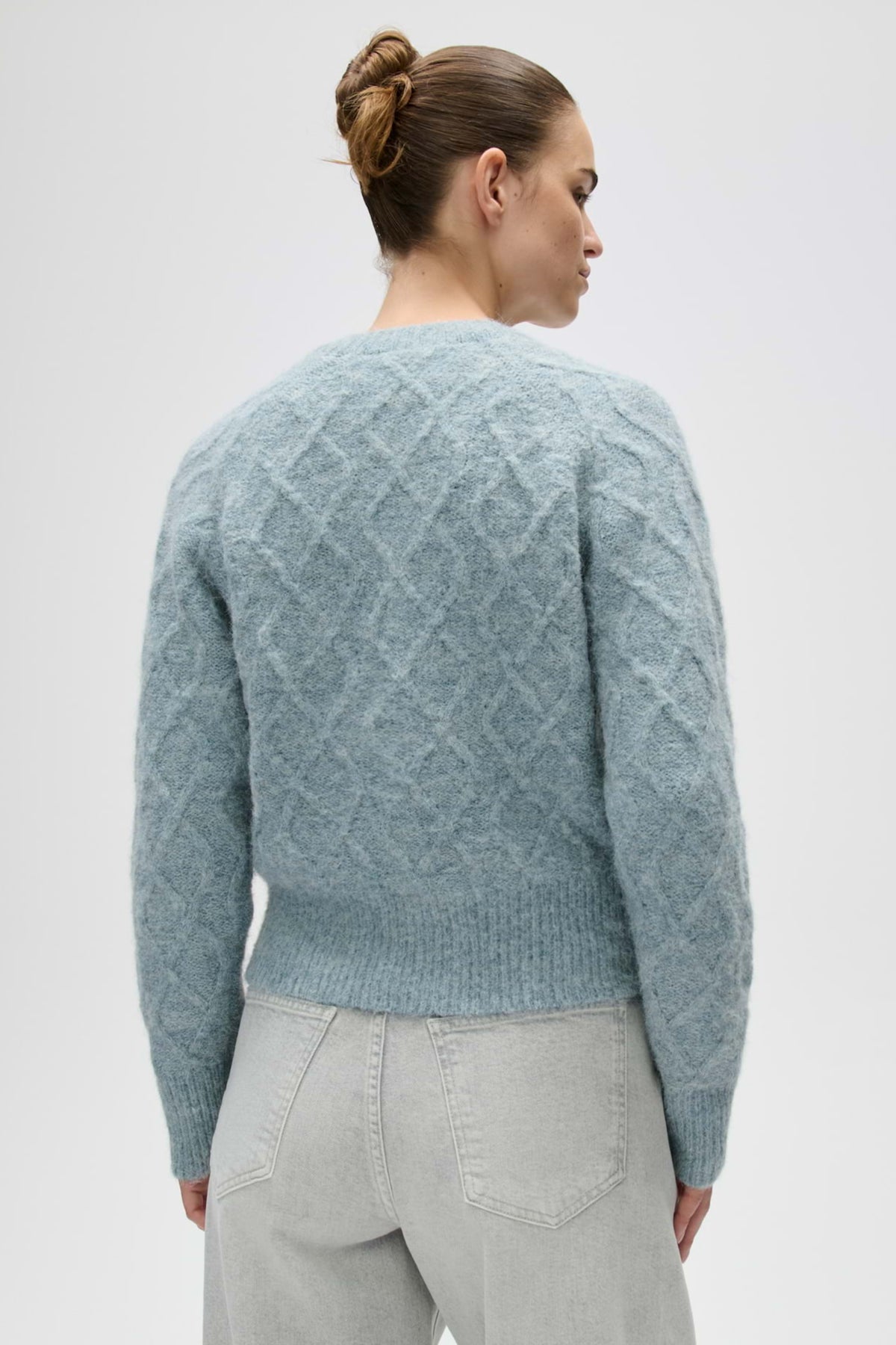 Opus Trui Dable Dusty Aqua, zachte katoenen trui met ronde hals en lange mouwen, gedragen door een model, voor dames.